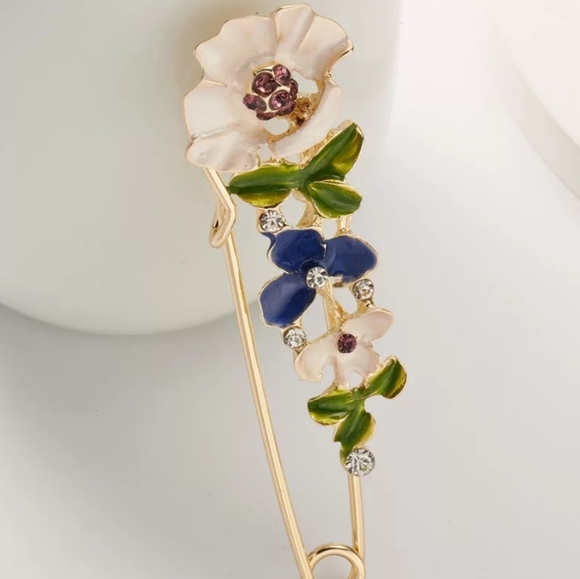 Elegant Rhinestone Flower Pin Brooch - Picture 2 of 3